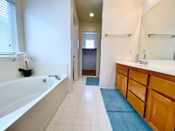 Quiet 4BR West Sac Home · Big Yard · BBQ · Pets Welcome - Image 5